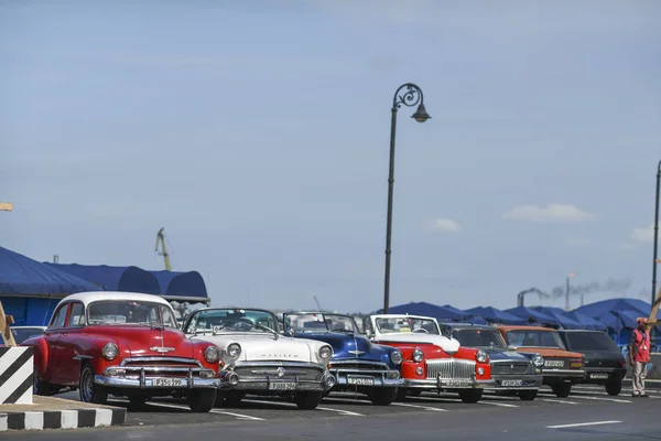 Panoramatický pohled různé světlé barevné kabriolety na parkování — Stock fotografie
