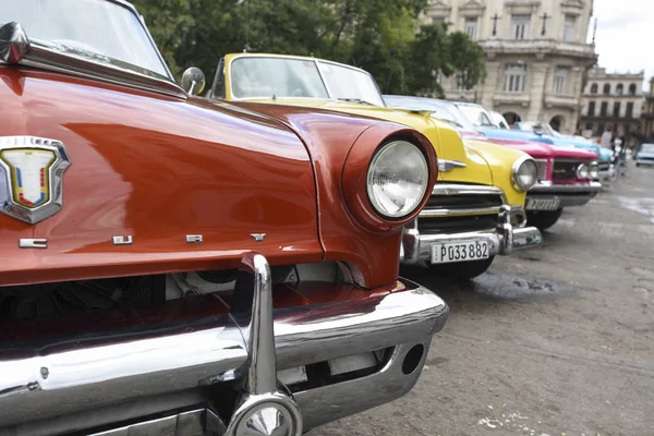 Panoramautsikt mängd ljusa färgglada cabrioleter på parkering — Stockfoto