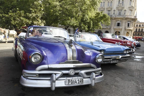 Panoramatický pohled na řadu zářivě barevné kabriolety na parki — Stock fotografie