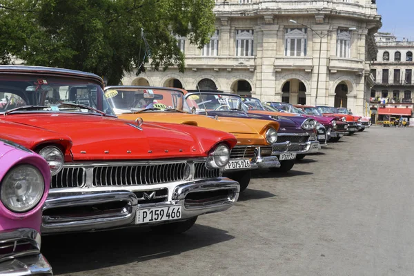 Panoramisch uitzicht scala aan heldere kleurrijke retro auto's parkeren — Stockfoto