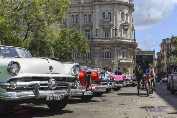 Panoramautsikt mängd ljusa färgglada retro bilar på parkering — Stockfoto