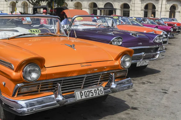 Närbild panoramautsikt mängd ljusa färgglada retro bilar på — Stockfoto