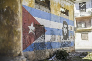 Havanas duvarında Che Guevara portresi ile boyalı bayrak