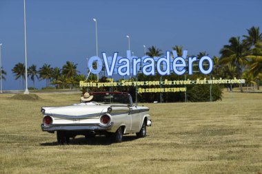 Çim üzerinde yazıt Varadero yakınındaki beyaz retro araba park 