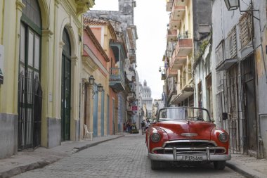 Kırmızı retro araba ile Havana sokakta yol kenarında üzerinde park edilmiş 