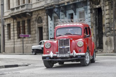 Havana, yolun ortasında parlak kırmızı retro Araba kullanıyormuş