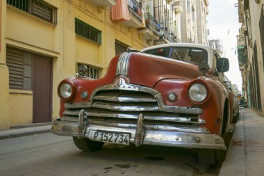 Kırmızı retro araba ol Havana sokakta yol kenarında park