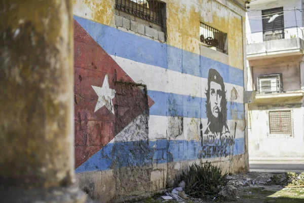 Havanas duvarında Che Guevara portresi ile boyalı bayrak