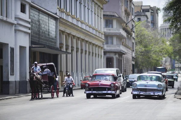 Retro auta a trishaws jsou na koni, na centrální ulici Hava — Stock fotografie