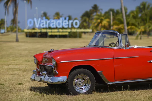 Červené retro auto zaparkované nápisem Varadero na trávníku v — Stock fotografie