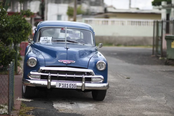 Blauw retro auto geparkeerd is op de weg in Havana straat bij sum — Stockfoto