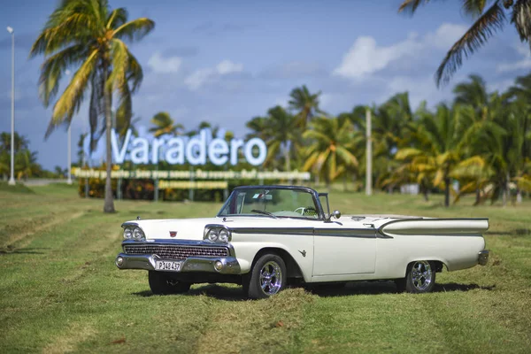 Bílá retro auto zaparkované nápisem Varadero na trávníku — Stock fotografie