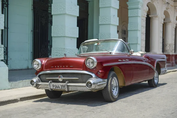 Červené retro auto je zaparkováno na silnice v Havana street u ol — Stock fotografie