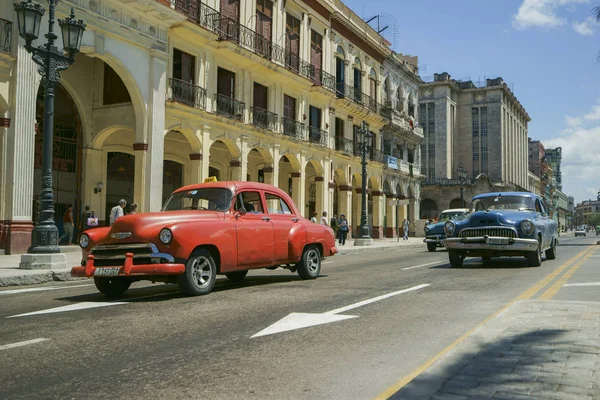 Auto retrò rosse e blu stanno cavalcando sulla strada centrale di Hava — Foto Stock