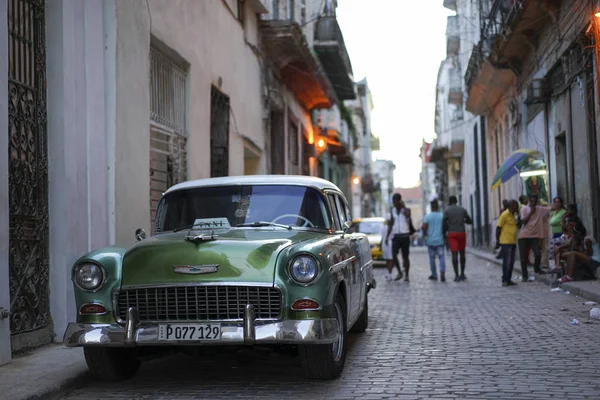 Zelené retro auto je zaparkováno na silnice v ulici Havana — Stock fotografie