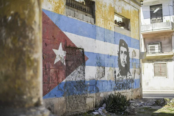 Geschilderde vlag met portret van Che Guevara op de muur in Havanas Rechtenvrije Stockfoto's