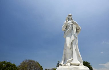 Büyük taş Havana'da İsa heykeli yaz güneşli gün beyaz.
