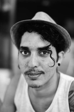 Siyah beyaz tek renkli hasır şapkalı yakışıklı adam portresi