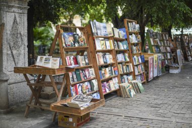 Sokakta Satılık antika ve eski kitaplar kitapçı