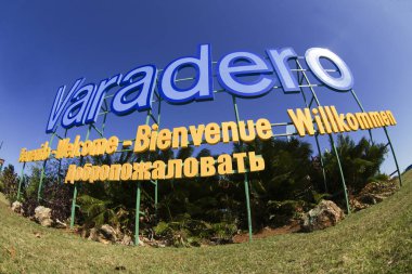 Büyük mavi ve sarı yazıt Varadero bir giriş için