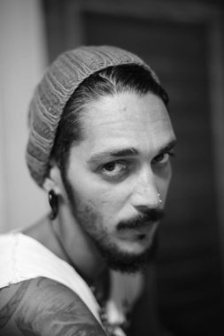 Siyah beyaz tek renkli sıcak şapkalı yakışıklı adam portresi 