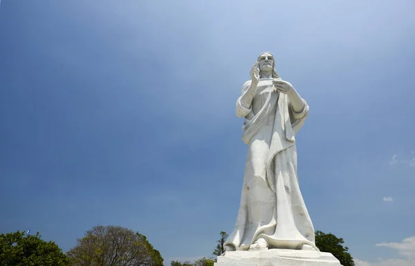 Gran estatua blanca de piedra de Jesús en La Habana en verano día soleado — Foto de Stock