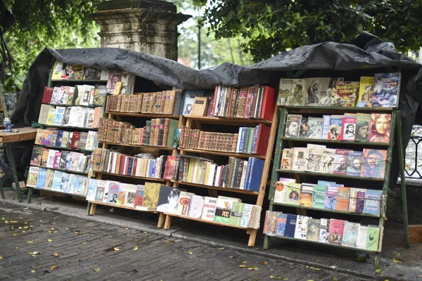 ร้านหนังสือที่มีหนังสือโบราณและหนังสือเก่าขายบนถนน — ภาพถ่ายสต็อก