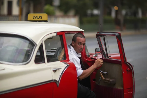 Taxi driver man in his red retro car with open door on the stree — Stock Photo, Image