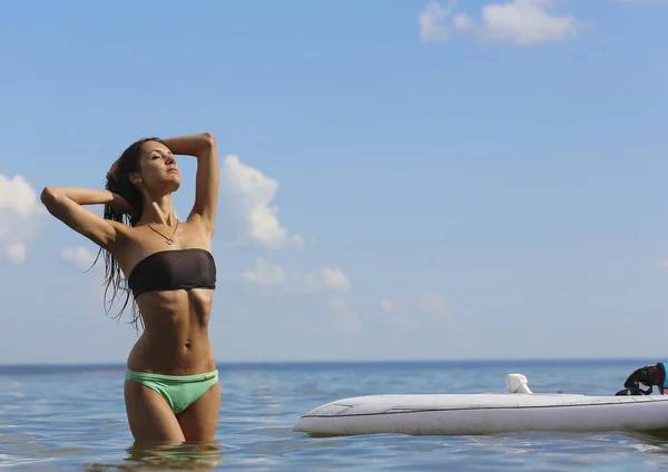 Молодая красивая девушка позирует на морской воде возле Surf des — стоковое фото