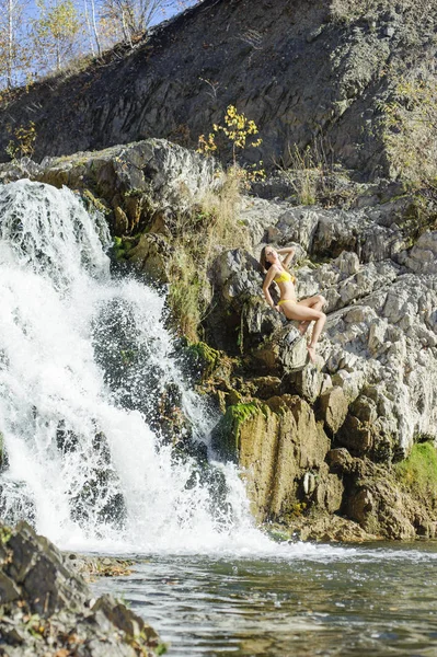 Menina bonita em roupa interior está deitado sobre as rochas perto de wat — Fotografia de Stock