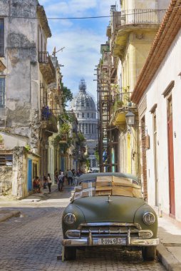 Retro yeşil araba eski yolun bir tarafında yakınındaki kaldırımda duruyor