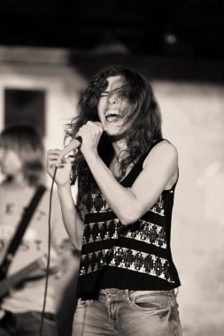 Güzel genç kadın tek renkli fotoğrafı siyah ve beyaz günahtır