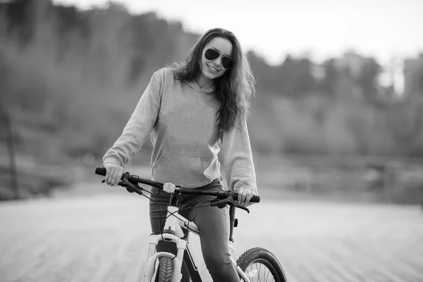 Beautiful young brunette woman in sportswear is going to ride on — Stock Photo, Image