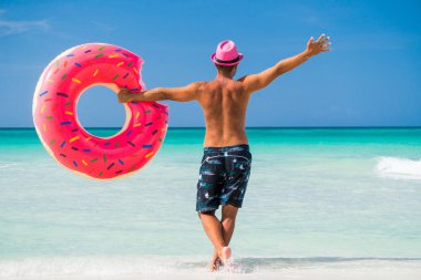 Mutlu gülümseyen yakışıklı pembe şapka ile büyük inflatabl standları