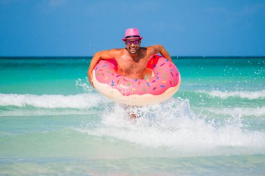 Mutlu gülümseyen yakışıklı pembe şapka ile büyük bir INF yürüyor