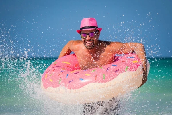 Gelukkig Grappige Aantrekkelijke Man Roze Hoed Zonnebril Zwemmen Met Grote Stockfoto