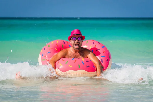 Feliz Homem Atraente Engraçado Chapéu Rosa Óculos Sol Está Divertindo Imagens Royalty-Free