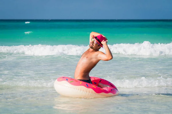 Homem Bonito Feliz Chapéu Rosa Está Nadando Tubo Inflável Grande Imagem De Stock