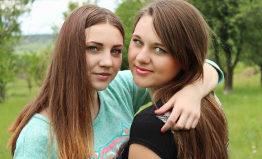 İki arkadaş parkta sarılma 