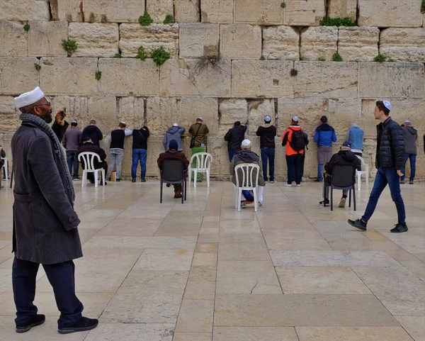 Kudüs, İsrail 'in dini ve kültürel yaşamının merkezidir. Üç dinin ve seçkin mimari eserlerin şehri. Eski şehir ve manzaraların manzaraları..