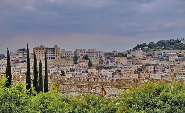 Kudüs, İsrail 'in dini ve kültürel yaşamının merkezidir. Üç dinin ve seçkin mimari eserlerin şehri. Eski şehir ve manzaraların manzaraları..
