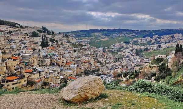 Kudüs, İsrail 'in dini ve kültürel yaşamının merkezidir. Üç dinin ve seçkin mimari eserlerin şehri. Eski şehir ve manzaraların manzaraları..