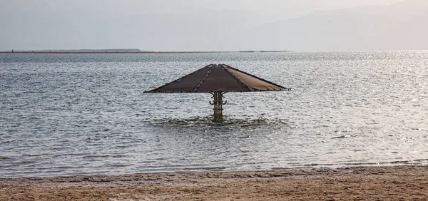 İsrail. Ölü Deniz. Rahatlama. Sabahları deniz kenarında rahatla..