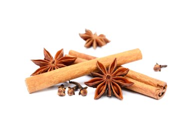 Aromatik yıldız anason, karanfil ve tarçın