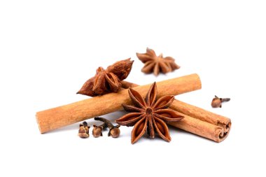 Aromatik yıldız anason, karanfil ve tarçın