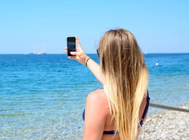 güzel bir kız ile bir cep telefonu