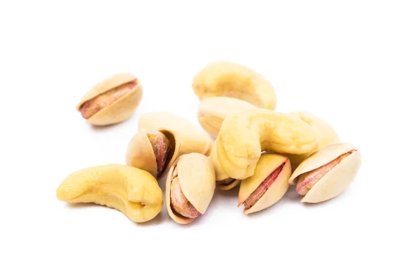 Stapel van geroosterde pimpernoten (pistaches) geïsoleerd op witte achtergrond — Stockfoto