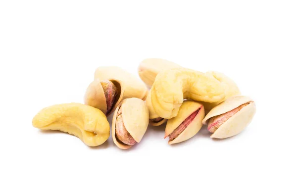 Stapel geroosterde pistachenoten en cashewnoten geïsoleerd op witte achtergrond — Stockfoto