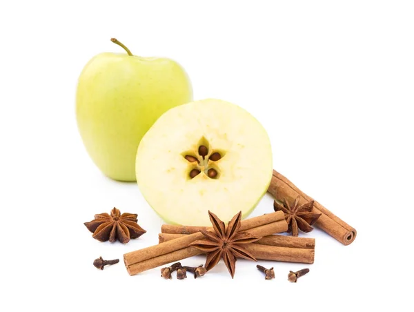 Apfel, Sternanis, Nelken und Zimt — Stockfoto
