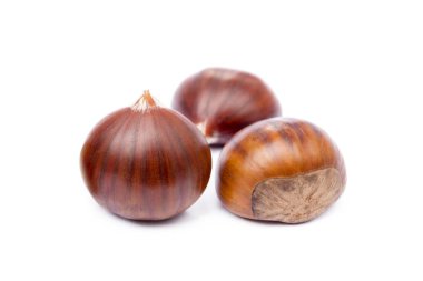 Kestaneler beyaz arkaplanda izole edilmiş